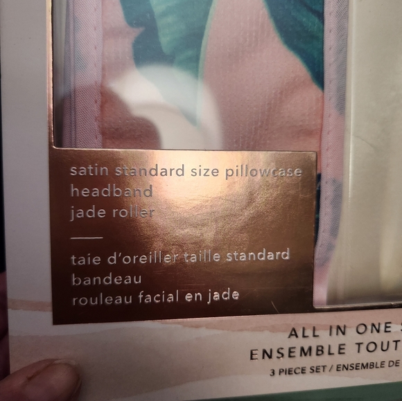 Zoe Ayala pillowcase, jade roller, and headband set - Picture 3 of 6